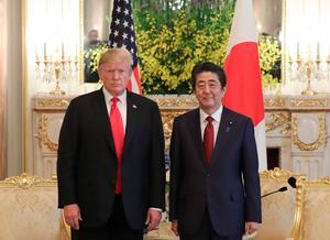 De Amerikaanse president Donald Trump en premier Shinzo Abe van Japan. beeld EPA