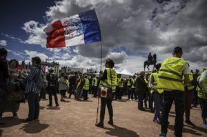 Le Pen bewaart afstand tot de haat die gele hesjes koesteren jegens de EU, die de schuld krijgt van veel van hun persoonlijk leed. beeld AFP, Yean Ksiaseck