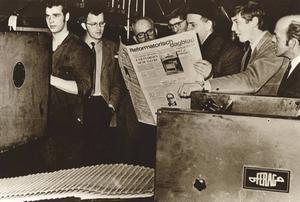De toenmalige redactie bewondert het eerste exemplaar van het RD, 1 april 1971.  beeld RD