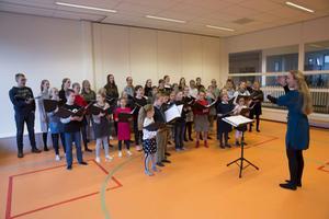 Er wordt hard gewerkt tijdens een studieochtend van de koorschool van Ars Musica. Dirigente Marjon van der Linden bij het lied ”Ponder my words”: „Jullie klank moet hier helemaal opengaan.”  beeld Martin Droog