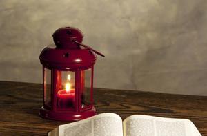 Laten we vanaf de kansel en in ons dagelijks leven onze kostbare Bijbel weer voor iedereen opendoen en gehoor geven aan de roeping om ons licht te laten schijnen. beeld iStock