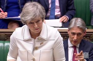 Premier Theresa May met rechts achter haar minister van Financiën Philip Hammond. beeld AFP
