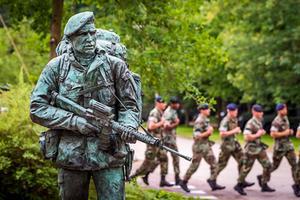 „Alle jongens en meisjes die volgend jaar 17 jaar oud worden, krijgen een brief van De-fensie waarin staat dat ze als dienstplichtigen zijn ingedeeld.” Foto: mariniers trainen op de kazerne in Doorn. beeld ANP, Lex Van Lieshout