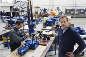 Dromec BV levert wekelijks tien tot vijftien lieren van klein tot heel groot. Cees Drost (r.): „Slechts 40 procent gaat naar Nederland.”  beeld RD, Anton Dommerholt