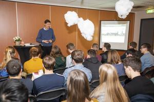 Ds. G. C. Vreugdenhil leidde vrijdag een workshop op de kerstconferentie van de Hervormd Gereformeerde Jeugdbond in Stadskanaal.  beeld Huisman Media