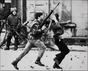 Een Britse soldaat grijpt een Katholieke protestant tijdens de 'Bloody Sunday'-moorden in januari 1972 in Ierland. beeld AFP