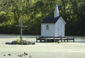 Het kleinste kerkje ter wereld bevindt zich in de Amerikaanse staat New York. De Cross Island Chapel, gelegen in een meer, is een populaire trouwlocatie. beeld Pinterest