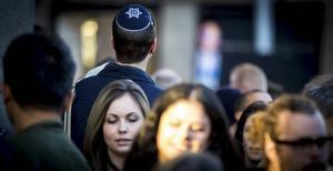 Ga gerust met zijn allen Het Plein op in Den Haag en roep om het hardst dat het afgelopen moet zijn met antisemitisme. Maar blijf met uw hoofd van dat keppeltje af.  beeld ANP, Jerry Lampen