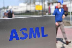 Bij ASML, het paradepaardje van de Nederlandse kenniseconomie, zijn door oud-werknemers van Chinese afkomst bedrijfsgeheimen gestolen. beeld AFP, Emmanuel Dunand