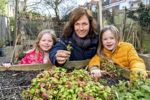 Annemarie Küppers is stadslandbouwer in Den Haag en geniet van alles wat groeit en bloeit. beeld Roel Dijkstra