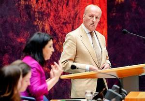 Theo Hiddema (FvD) wordt op zijn vingers getikt door kamervoorzitter Khadija Arib tijdens het debat in de Tweede Kamer over de moord op Anne Faber en het rapport dat de Onderzoeksraad voor Veiligheid (OVV) uitbracht over verdachte Michael P. beeld ANP