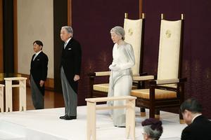 Keizer Akihito en keizerin Michiko tijdens de abdicatie. beeld AFP