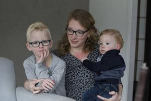 Tom Schippers (links) met moeder Marleen en broertje Daan. Tom heeft door een leverziekte voortdurend jeuk. Om hem te helpen is een stichting opgericht. beeld RD, Anton Dommerholt