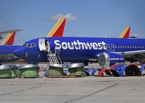 Toestellen van de Amerikaanse luchtvaartmaatschappij Southwest Airlines en van het type Boeing 737 Max staan geparkeerd vanwege de problemen met dit type vliegtuig als gevolg van twee ongelukken, in Ethiopië en Indonesië. beeld AFP, Mark Ralston