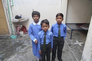 De drie christelijke Pakistaanse kinderen die Mirjam Bos sponsorde om naar school te gaan. De jongen rechts is Daud. „Hij is nu de slimste van de klas.” beeld Mirjam Bos