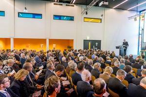 Een volle zaal zaterdag tijdens het symposium in Dordrecht. Vooraan: dagvoorzitter ds. P. Mulder. beeld Cees van der Wal
