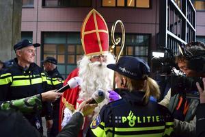 Sinterklaas dook vrijdag op bij de rechtbank in Leeuwaarden. Daar werden Friezen die anti-Piet-betogers weerden, veroordeeld.  beeld ANP, Robin Utrecht