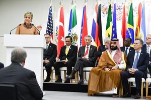Koningin Máxima houdt in toespraak in Osaka. Mohammed bin Salman (2e van rechts vooraan) luistert toe. beeld AFP