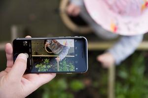 Een kind op een onherkenbare manier op de foto voor sociale media. beeld Jaco Hoeve