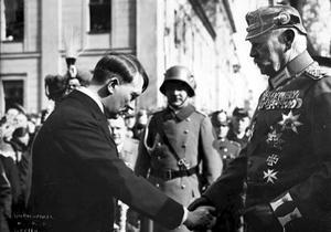 Rijkskanselier Adolf Hitler schudt op 21 maart 1933 rijkspresident Paukl von Hindenburg de hand bij de officiële openingsceremonie van de nieuwgekozen Rijksdag. beeld Wikimedia