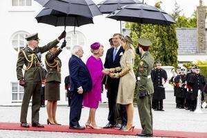 De Ierse president Michael Higgins en zijn vrouw Sabina verwelkomen koning Willem Alexander en koningin Maxima. beeld ANP, Patrick van Katwijk