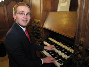 Adriaan Hoek, hier achter de klavieren van de lutherse kerk in Den Haag. beeld Pieter Baak