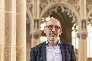 Fred van Kan in de Sint-Joriskerk voor het zogeheten doksaal. Daarachter was het priesterkoor waar de kanunniken hun gezangen zongen. beeld André Dorst