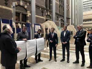 Rabbijn Soetendorp (l.) en andere vertegenwoordigers van religieuze organisaties overhandigden donderdag de brief aan de Kamerleden Van Helvert (CDA), Voordewind (ChristenUnie) en Van Rooijen (50Plus). beeld Oliver van Loo