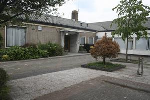 Het dorpshuis in Leerbroek wordt vernieuwd. Er blijkt extra geld nodig te zijn om de oorspronkelijke plannen uit de voeren.  beeld André Bijl