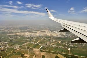 In de buurt van luchthaven Ben Goerion bij Tel Aviv viel recent het gps-signaal van verkeersvliegtuigen uit door Russische stoorzenders.  beeld Wikimedia