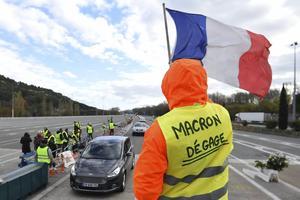 Momenteel berichten de Franse media tamelijk eenzijdig over de demonstraties van de ‘Gele Hesjes’. beeld AFP, Sylvain Thomas