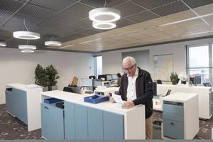 Jacob Hoefnagel (66) aan het werk in het kantoor van de SBOH in Utrecht. ​Hij verwerkt declaraties van de ongeveer 2500 medewerkers. beeld Sjaak Verboom
