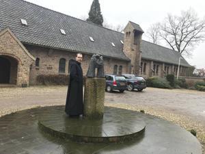 Prof. dr. Thomas Quartier trad vijf jaar terug in de abdij Sint Willibrord in Doetinchem in. „Ik ben onstuimig van karakter. Als ik geen klooster had, zou ik me zo uitputten dat ik ziek en burnout werd.” beeld RD