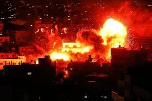 Israëlische aanval op het gebouw van televisiezender al-Aqsa TV, maandagavond. beeld AFP