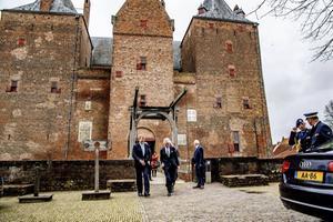 Koning Willem-Alexander, zelf historicus, arriveert op de jubileumbijeenkomst van de Vereniging van docenten Geschiedenis en staatsinrichting in Nederland (VGN) op Slot Loevestein.​ beeld ANP, Robin Utrecht