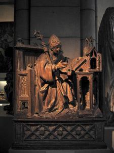 Ambrosius van Milaan in zijn werkkamer. Spaans reliëf uit ca. 1500. beeld Wikimedia