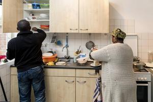 Een echtpaar dat vanuit het buitenland in Nederland komt wonen neemt zijn eigen cultuur met zich mee, met eigen gewoonten, taal en tradities. beeld Sjaak Verboom