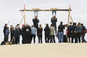 In het mulle zand van Nationaal Park De Hoge Veluwe bij Hoenderloo namen donderdag 330 vwo-leerlingen deel aan de Highland Games. beeld Vidiphoto