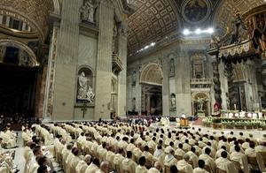 Homoseksualiteit is de norm bij de geestelijkheid in het Vaticaan, betoogt de Franse schrijver Frédéric Martel in zijn boek ”Sodoma”. Foto: kerkdienst in de Sint-Pieter in Rome, begin deze maand. beeld AFP, Tiziana Fabi