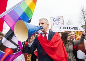 Campagneleider Hugo Bos van Civitas Christiana demonstreerde begin maart in Nijmegen tegen posters van kledingmerk Suitsupply, waarop zoenende mannen te zien zijn. De rooms-katholieke actiegroep strijdt voor het behoud van de christelijke beschaving in Nederland.  beeld ANP, Piroschka van de Wouw