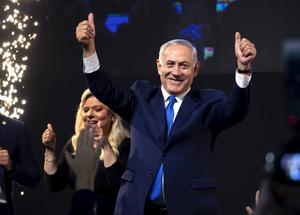 Benjamin Netanyahu lijkt zich op te kunnen maken voor een vijfde termijn als premier van Israël. Zijn Likud sleepte bij de verkiezingen van dinsdag 35 zetels in de wacht. Samen met een blok van rechtse partijen is dat genoeg voor een meerderheid in de Knesset. beeld EPA, Jim Hollander