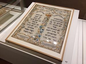De profeet Jeremia klaagt de mensen aan omdat ze het beschermende juk van de wet hebben verbroken. Hij roept hen op om daarnaar terug te keren. Zo zullen ze rust vinden voor hun zielen (Jer. 6:16). Foto: gedeelte van de Tien Geboden in het Hebreeuws. beeld RD