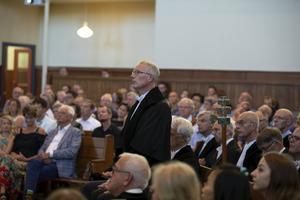Prof. dr. J. H. F. Schaeffer (staand in het midden) aanvaardde vrijdag officieel zijn ambt als hoogleraar praktische theologie aan de Theologische Universiteit Kampen. De nieuwe hoogleraar hield in de Burgwalkerk in Kampen een rede over ”Liturgie als centrum van kerkzijn”.  beeld Freddy Schinkel