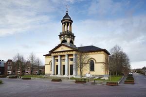 Het handhaven van kerkgebouwen als cultureel bezit is slechts een pleister op de wonde. Het lichaam van Christus, in dít werelddeel, in óns land, is in verval. Foto: deze neoklassieke kerk in het Friese Sint Jacobiparochie is al enkele tientallen jaren in gebruik als cultureel centrum. beeld RD, Sjaak Verboom