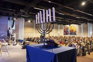 De stichting Israël en de Bijbel verspreidt inmiddels al vijftig jaar in meer dan dertig landen Bijbels onder Joden. Directeur Christian Stier (achter katheder) en prof. dr. Pieter Siebesma spraken donderdag op een jubileumbijeenkomst in Ede. beeld Niek Stam