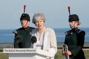 De Britse premier May bedankt in een toespraak de veteranen die 75 jaar geleden op D-day op de Normandische stranden landden om West-Europa van de nazi’s te bevrijden. beeld EPA