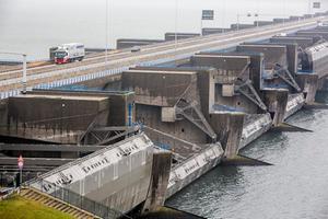 De sluizen tussen de Noordzee en de monding van het Haringvliet regelen het waterpeil in het gebied tussen Voorne-Putten en Goeree-Overflakkee. beeld ANP