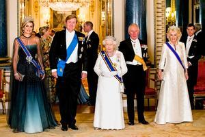 Koningin Máxima draagt bij het staatsbanket in Buckingham Palace de druppelvormige roosdiamant die bekendstaat als de ‘Stuart’. Deze is in 1972 door koningin Juliana gebruikt bij haar staatsbezoek aan koningin Elizabeth. beeld ANP