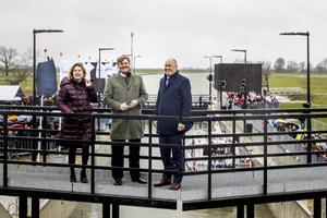 Koning Willem-Alexander opende donderdag het Reevediep bij Kampen. Links minister Cora van Nieuwenhuizen, rechts de Overijsselse gedeputeerde Bert Boerman. beeld ANP, Patrick van Katwijk