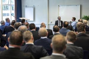 Tijdens het avondprogramma van de GB-conferentie werd ds. J. P. Nap donderdag geïnterviewd door ds. T. de Ridder. Het ging daarbij om „een gesprek tussen twee generaties”. beeld André Dorst